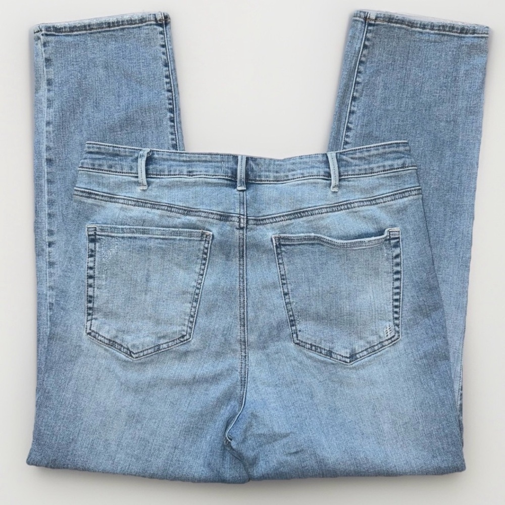 Silver Jeans Isbister Ankle Straight Distressed Light Blue Size 16W/L29 Womens - Picture 4 of 10